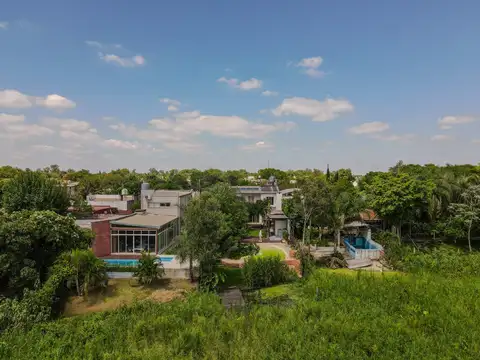 Naturaleza, Confort y Ubicación: Casa Moderna con Quincho y Muelle.