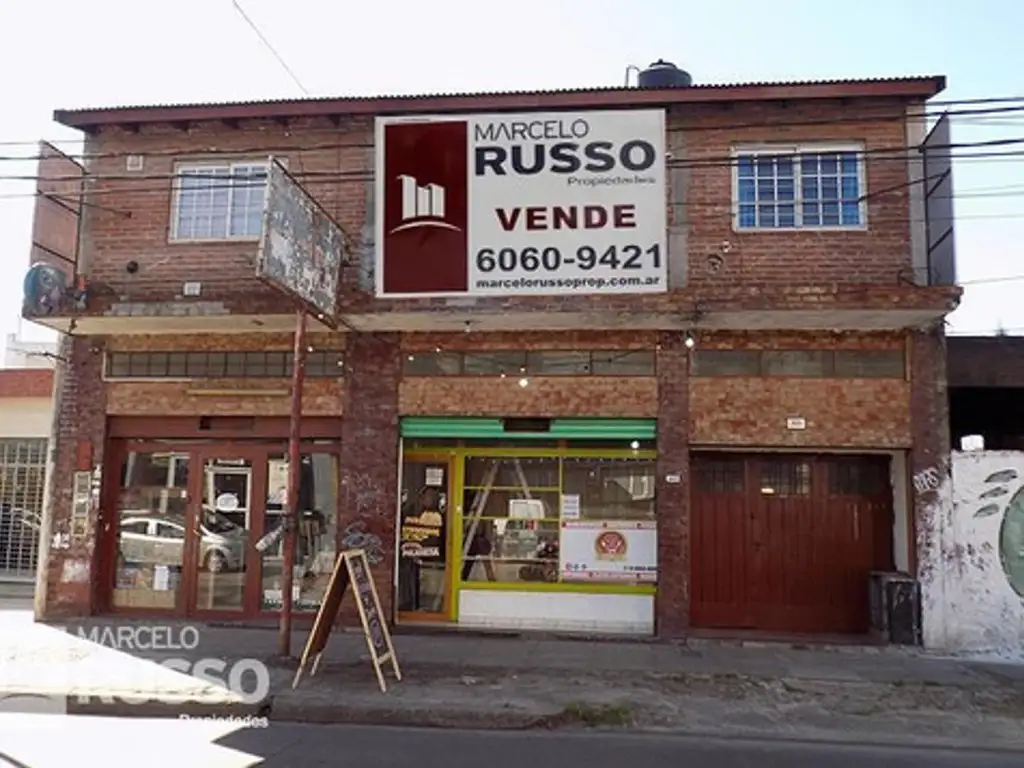 2 Locales Comerciales + 2 Deptos. En Block