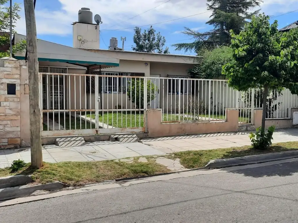 Venta Casa 3 Dormi con hermoso patio - B° Provincias Unidas