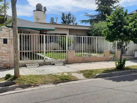 Venta Casa 3 Dormi con hermoso patio - B° Provincias Unidas