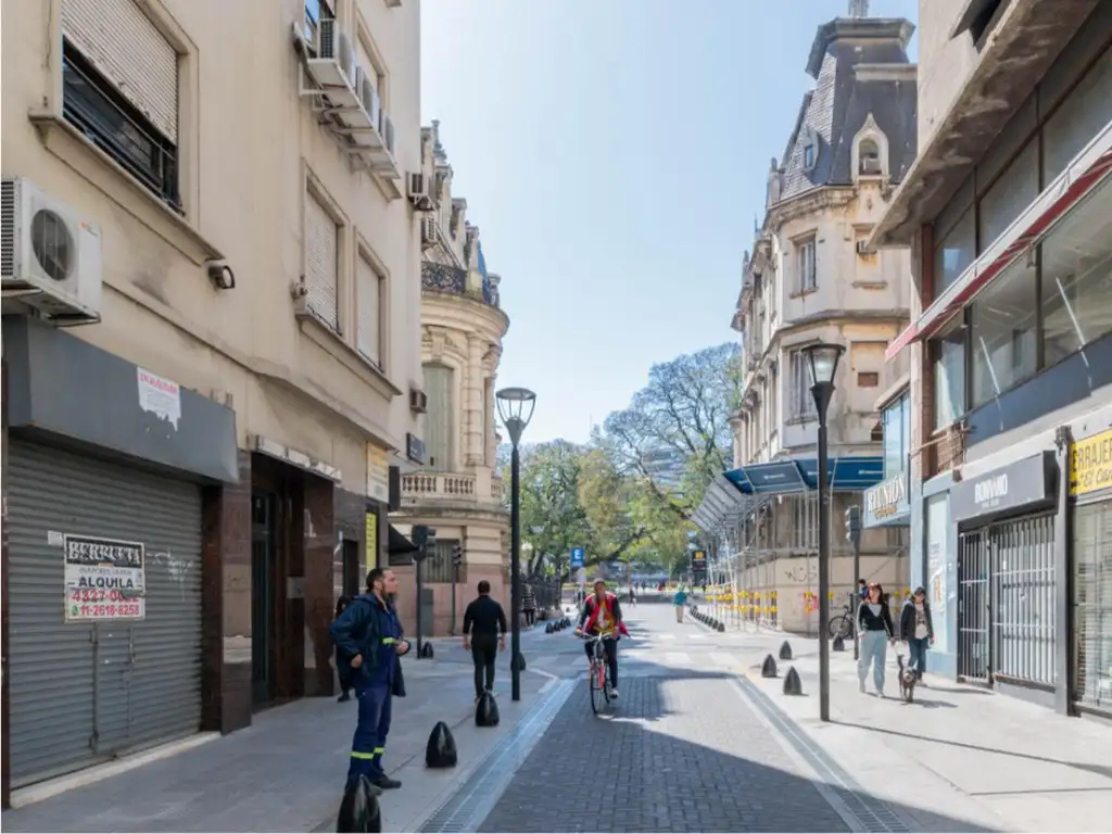 VENTA.- INCREIBLE PISO DE CATEGORIA  CON TERRAZA PROPIA EN EDIFICIO DE PATRIMONIO HISTORICO .- PISO ALTO-