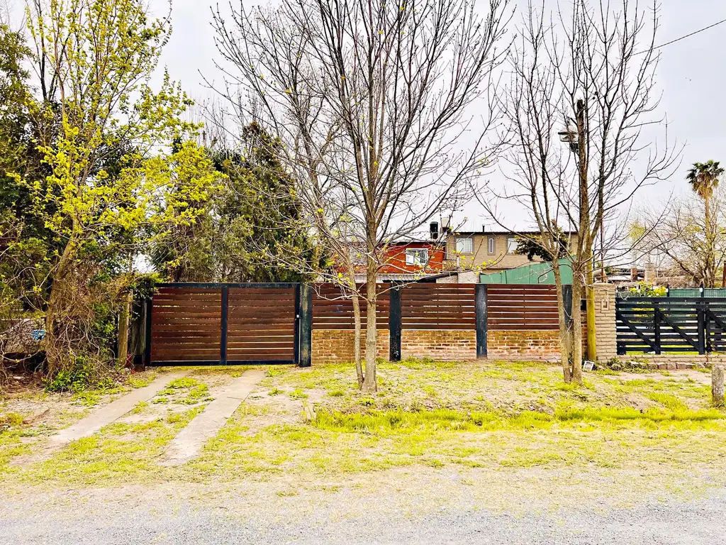 Casa en Venta de Dos Dormitorios, Quincho y Pileta en Alvear