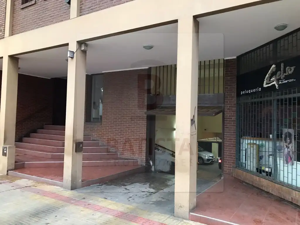 Vende cochera en calle 42 y 12