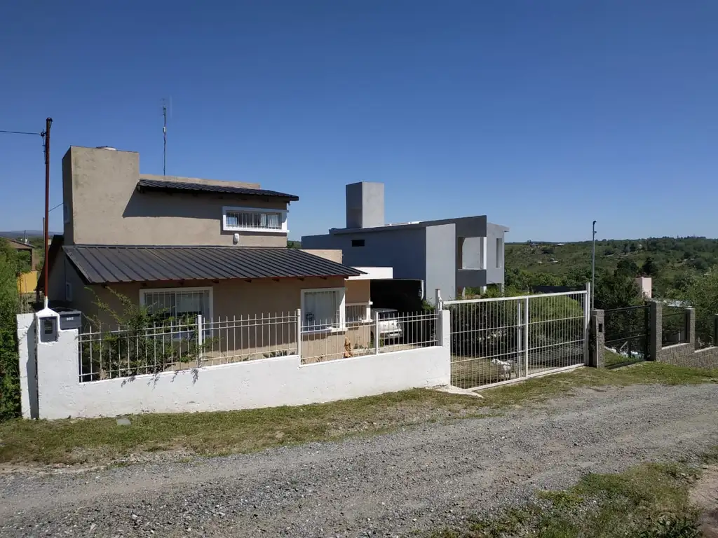 Casa a la venta en Villa Parque Siquiman. (C279)