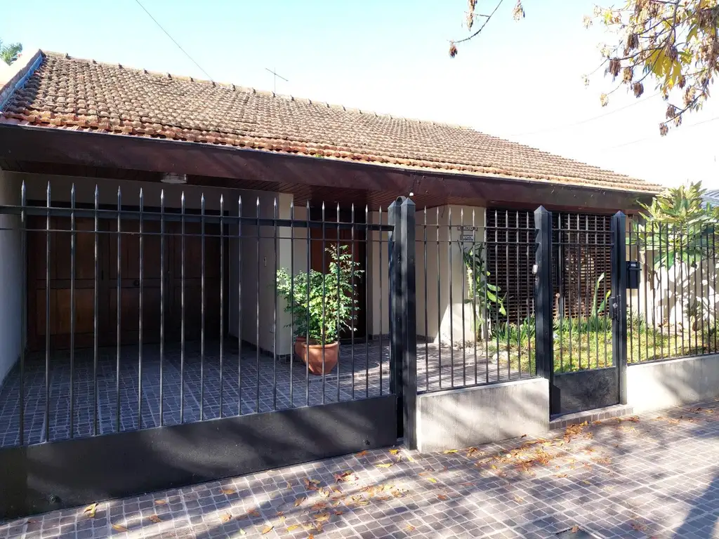 Muy Lindo Chalet de 6 Ambientes Sobre Lote de 398 m² en Martinez