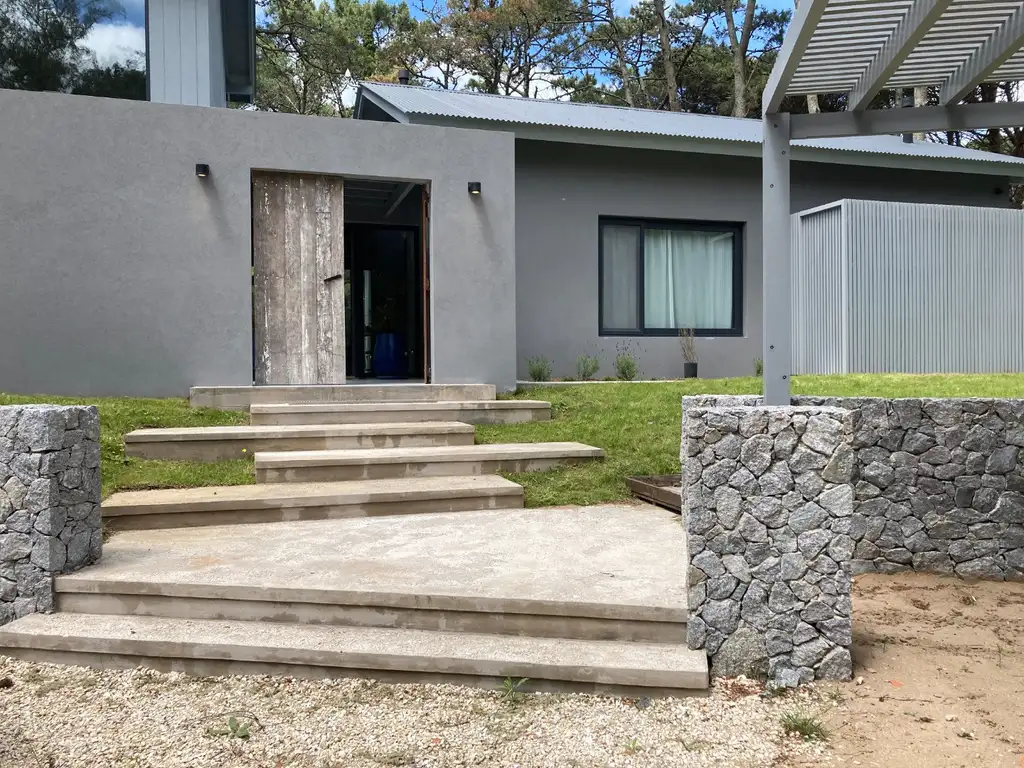 Impecable casa en Barrio Zorzal, Carilo.-