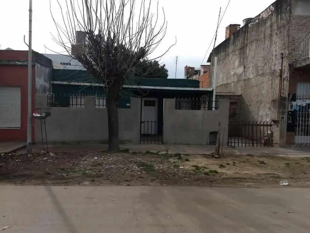 Muy buena propiedad con casa al frente y departamento a la venta en G Catan