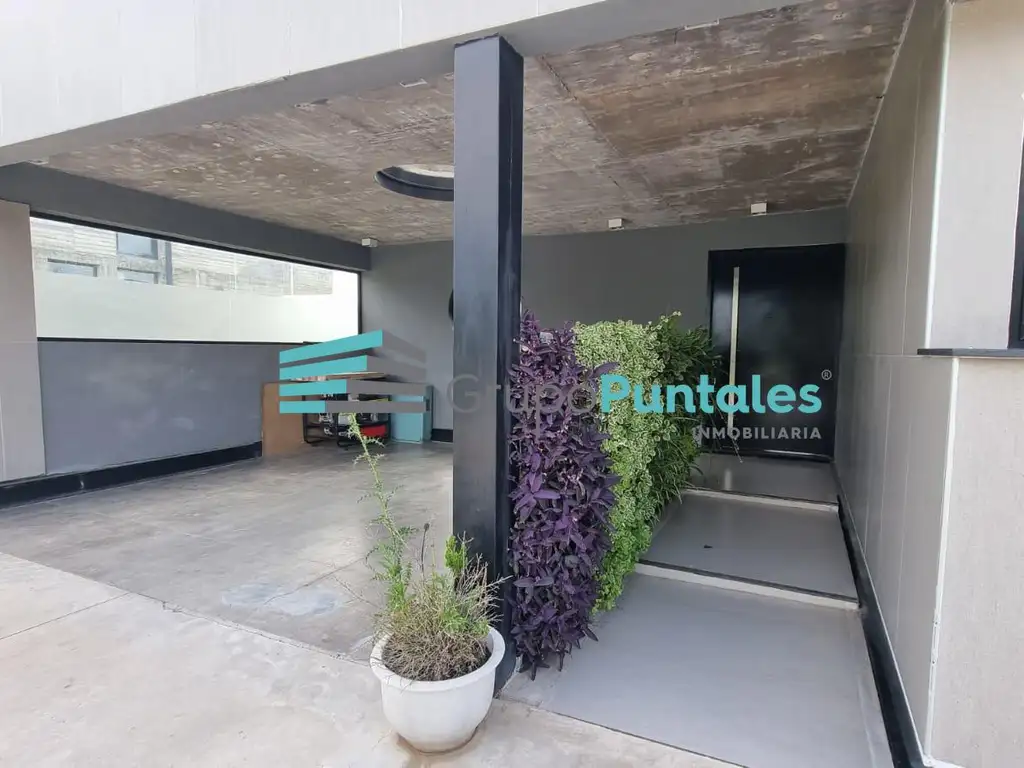 Moderna Casa en Barrio La Providencia Canning con gran lote a la laguna y muelle propio