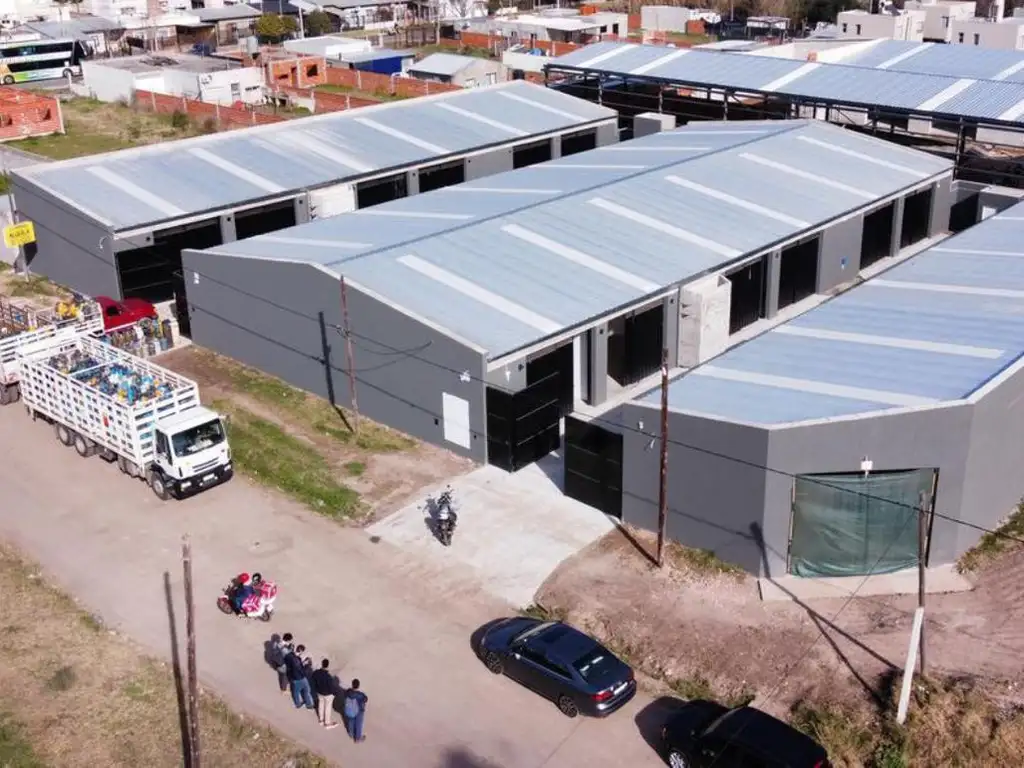 Amplio depósito con accesos desde Autopista Rosario - Córdoba