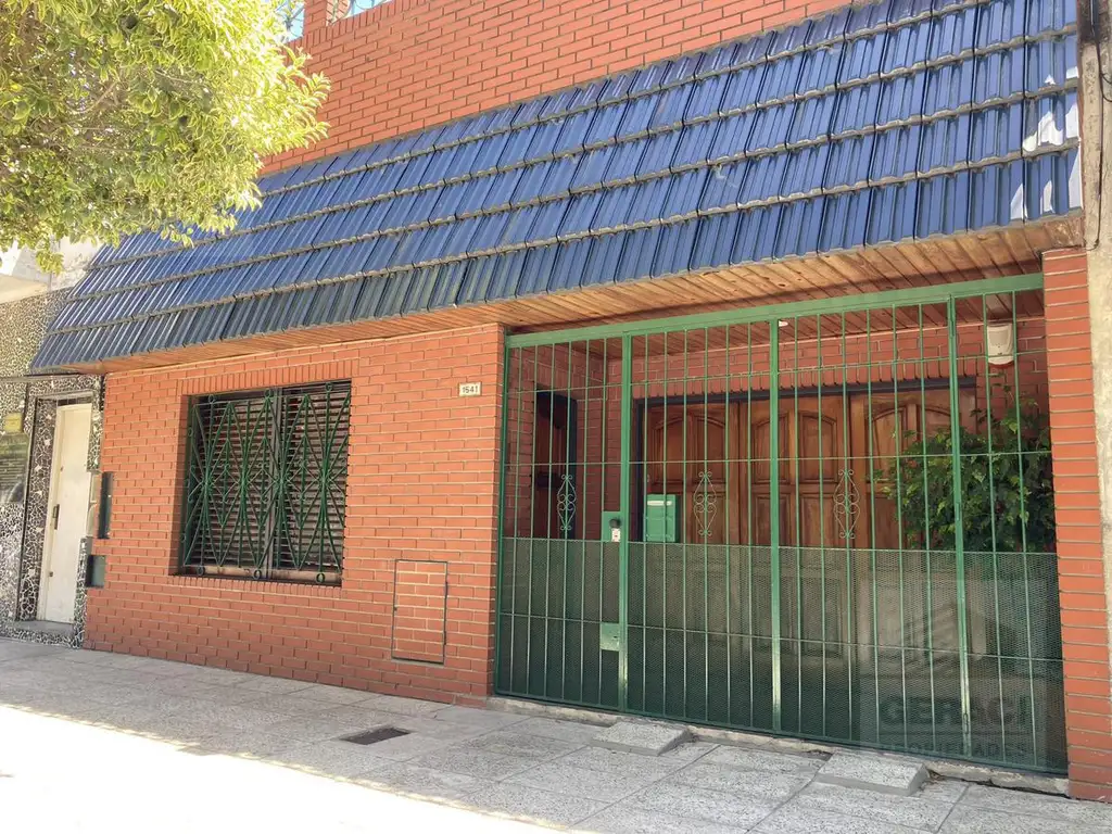 Excelente Casa de 4 amb. con amplio jardín y terraza- Garage cubierto - Parque Chacabuco