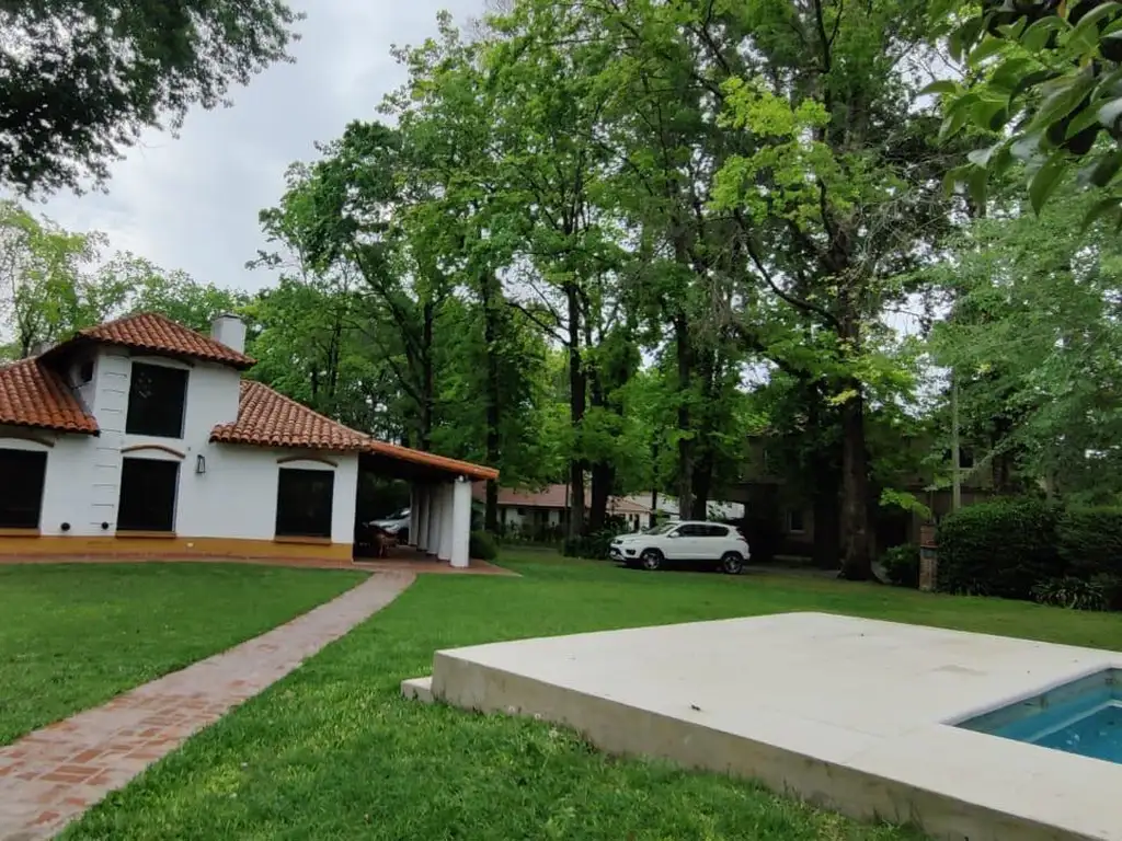 Casa con quinchi y pileta en Mapuche