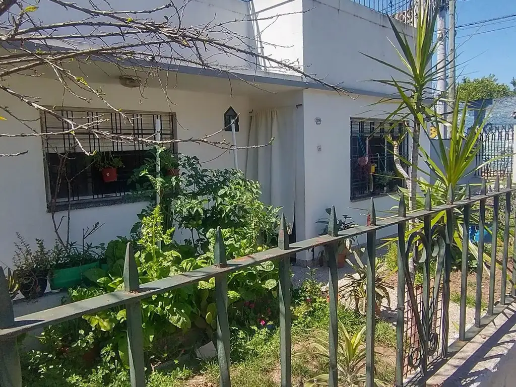 Venta Casa 3 ambientes con amplio jardin en Lanus