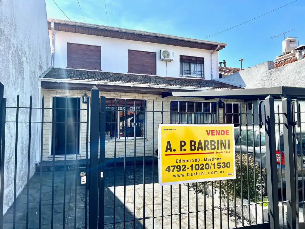 Martínez: A 2 cuadras de la Avenida. Muy buen Dúplex de 3 dormitorios y jardín abierto.