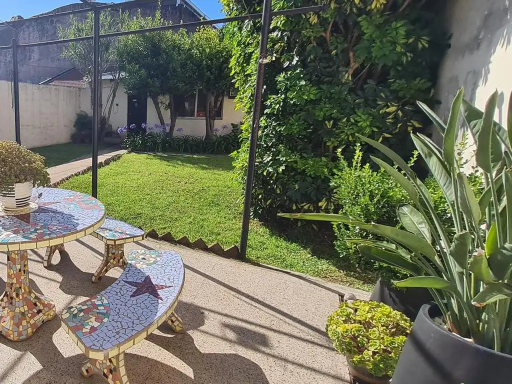 ¡Impecable Casa de 4 Ambientes en Planta Baja con Jardín y Garage En Venta