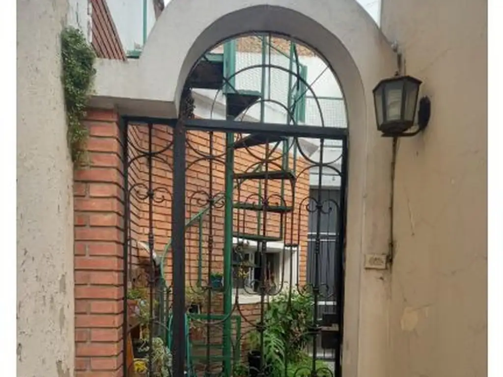 CASA DE PASILLO EN EL CENTRO DE ROSARIO, DE 2 DORMITORIOS + ESCRITORIO