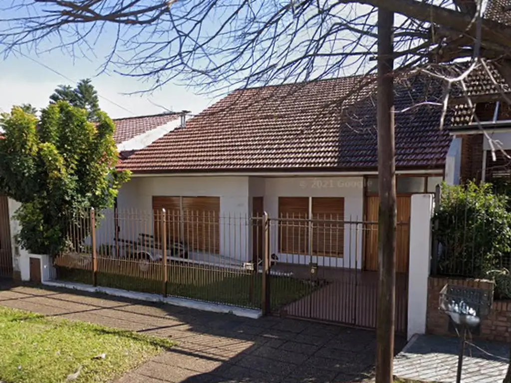 HERMOSO CHALET TEJAS COLONIALES EN QUILMES OESTE U$S 185.000.-