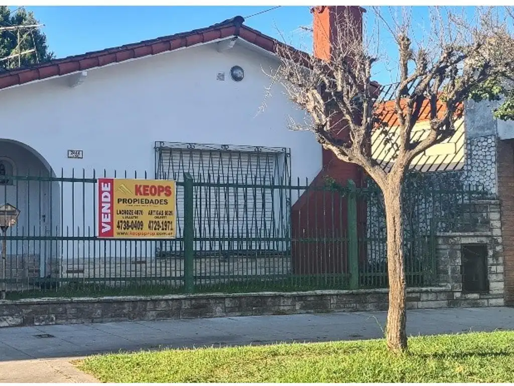 VENTA HERMOSA CASA EN LOTE PROPIO 2 AMB C/COCHERA, J. L. SUA