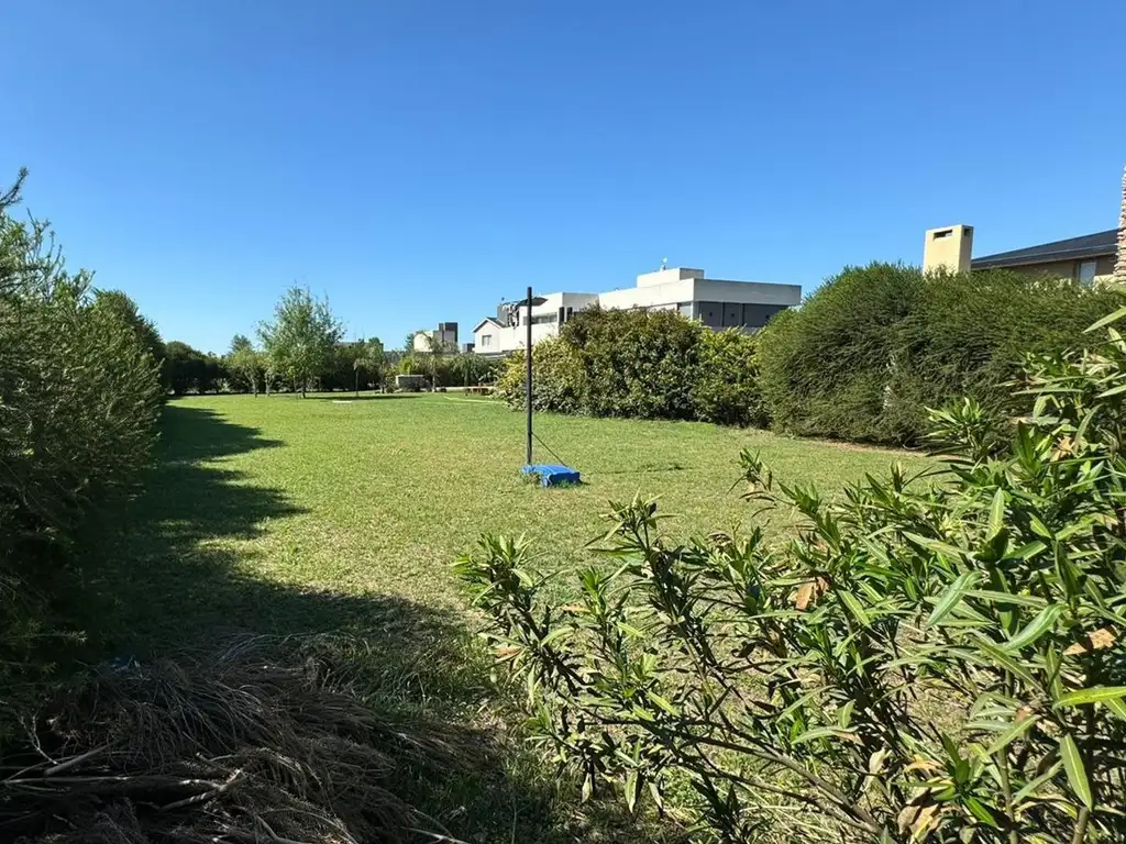 GRAN TERRENO EN BARRIO PRIVADO PUERTO ROLDAN