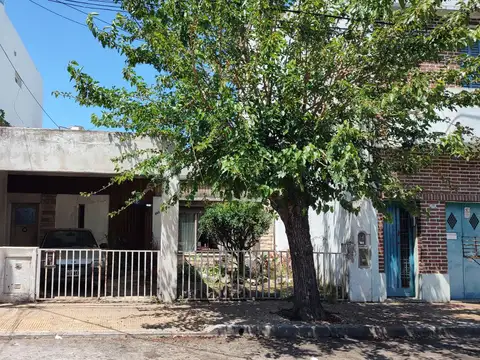 Casa de 3 ambientes a refaccionar con lote de 8,66 X 28,15