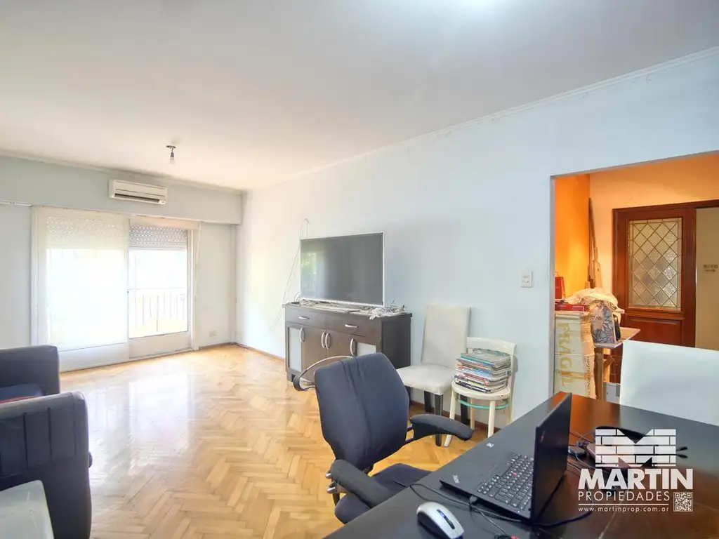 Lindo 4 ambientes con balcon, 1 cuadra de avenida, excelente zona.