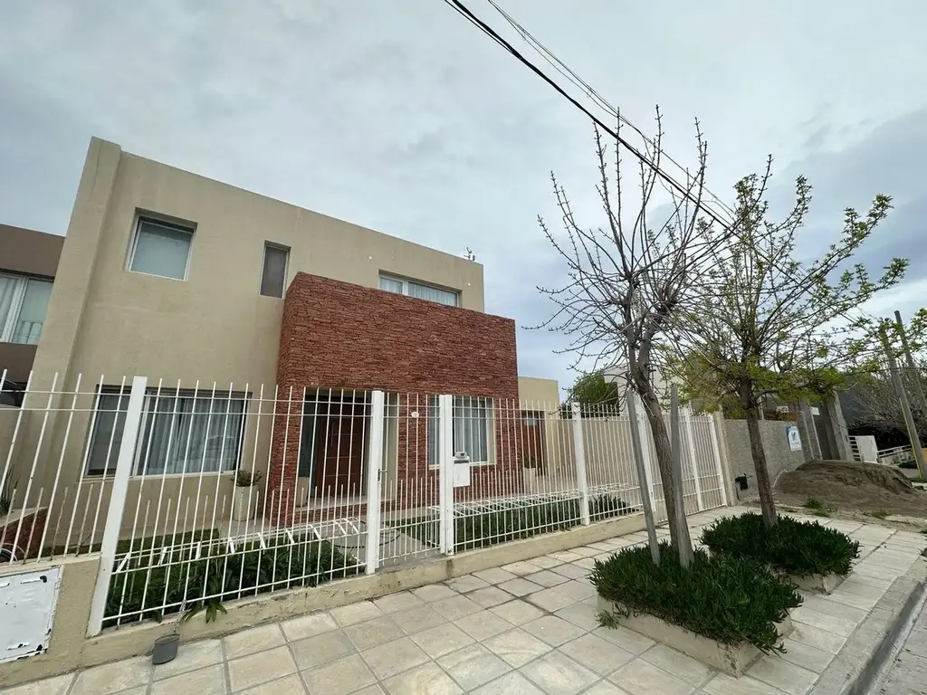 CASA 4 DORM Y PATIO EN RADA TILLY APTA CREDITO!