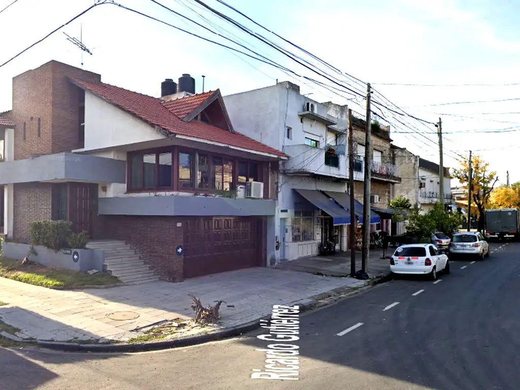 MAGNIFICO CHALET EN ESQUINA CON GARAGE , QUINCHO Y PATIO. FRENTE A PLAZA