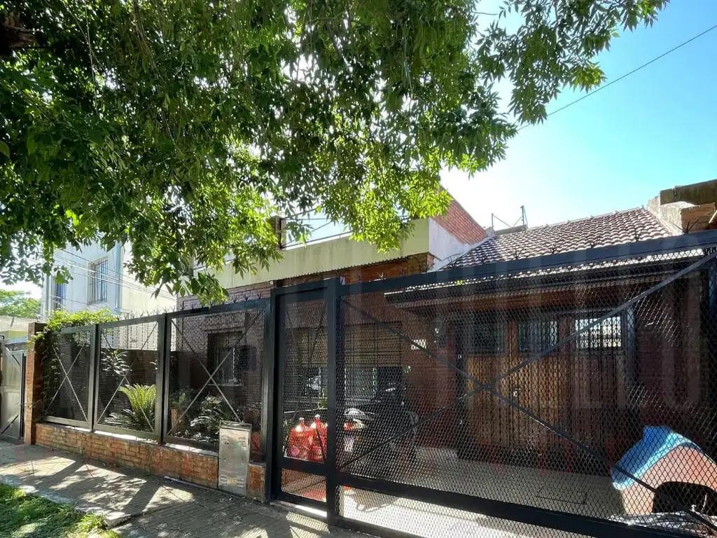 VENTA CASA DE 3 / 4 AMBIENTES CON COCHERA DOBLE, PARRILLA Y PARQUE.