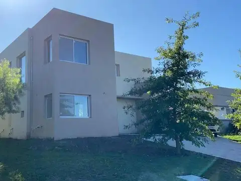 Casa en Venta en Pilar Del Este - 3 dormitorios