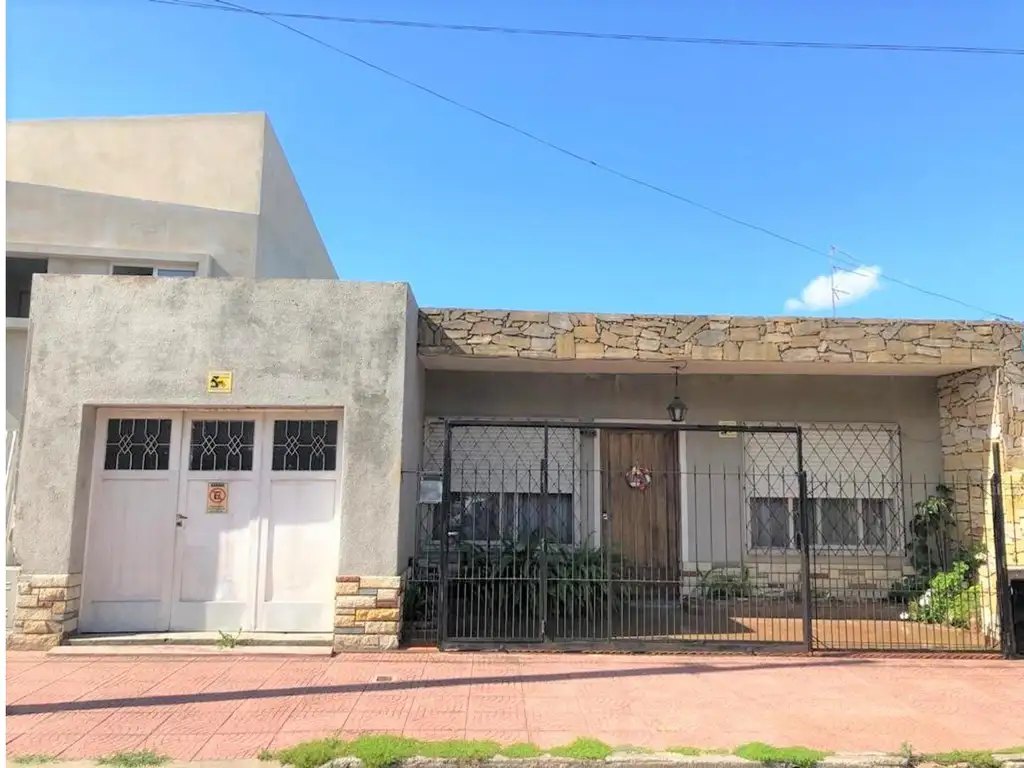 Casa americana a pocas cuadras de la estación.