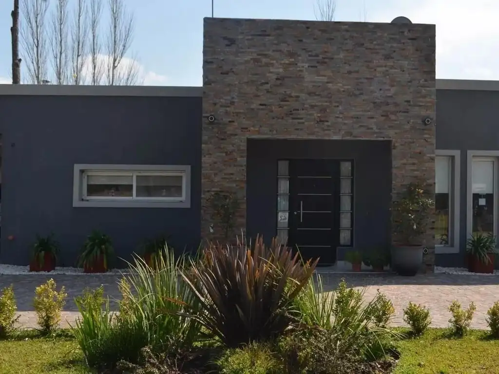 EXCELENTE CASA MINIMALISTA 3AMB SOBRE GRAN LOTE. ESCUCHA OFE