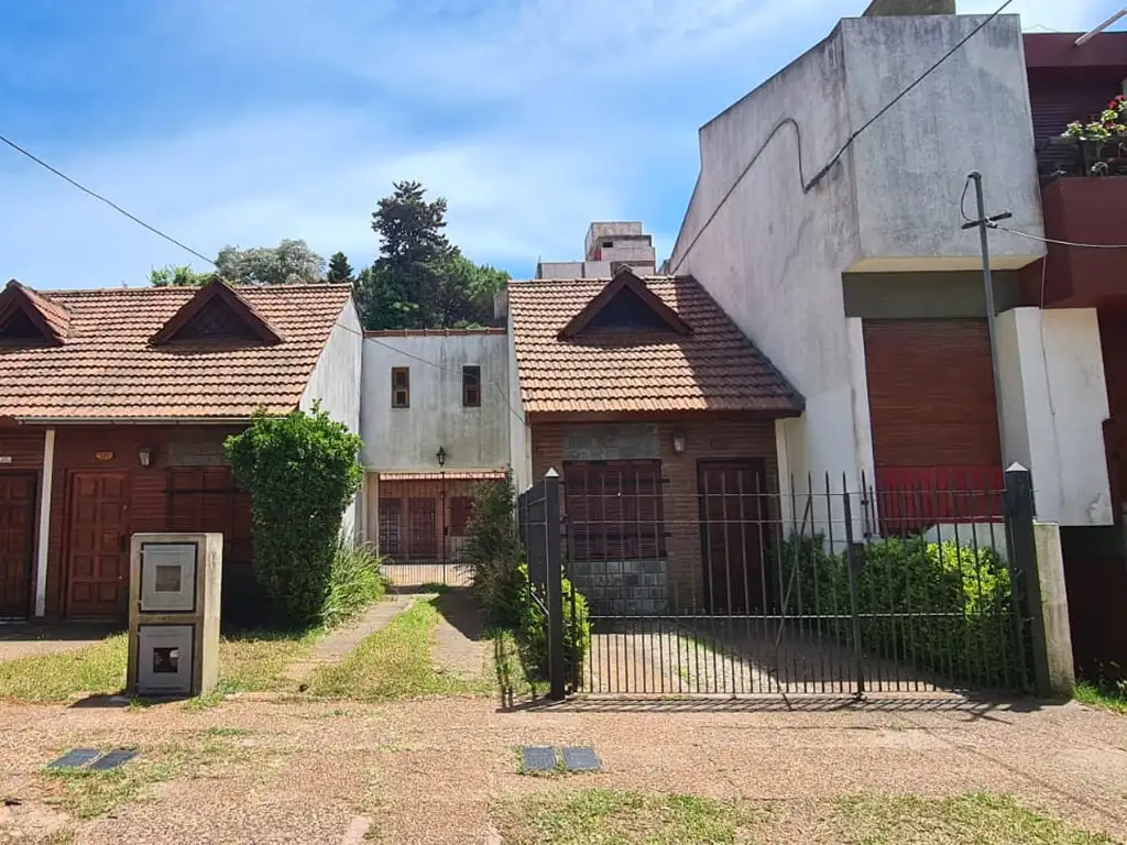 DUPLEX TRES AMBIENTES CON ESPACIO DE COCHERA