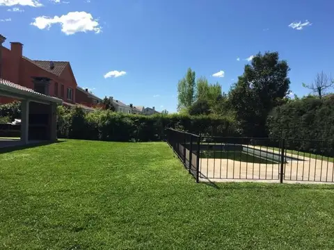 Casa en Venta - 4 dormitorios - USD 470.000
