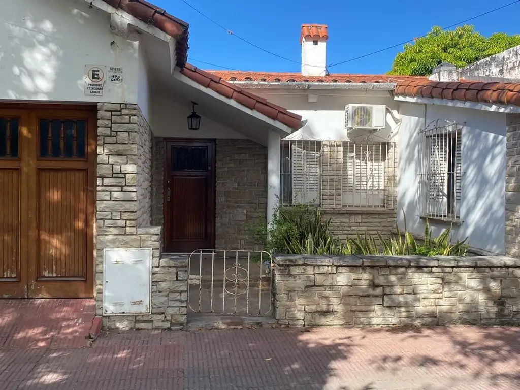 Exc. Casa vta 4 dormitorios Av Alvear al 200