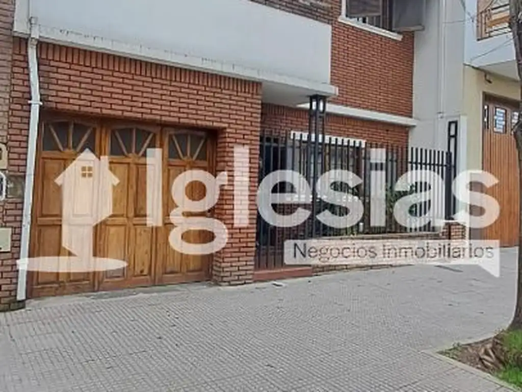 Casa en venta de 4 dormitorios c/ cochera en Mataderos