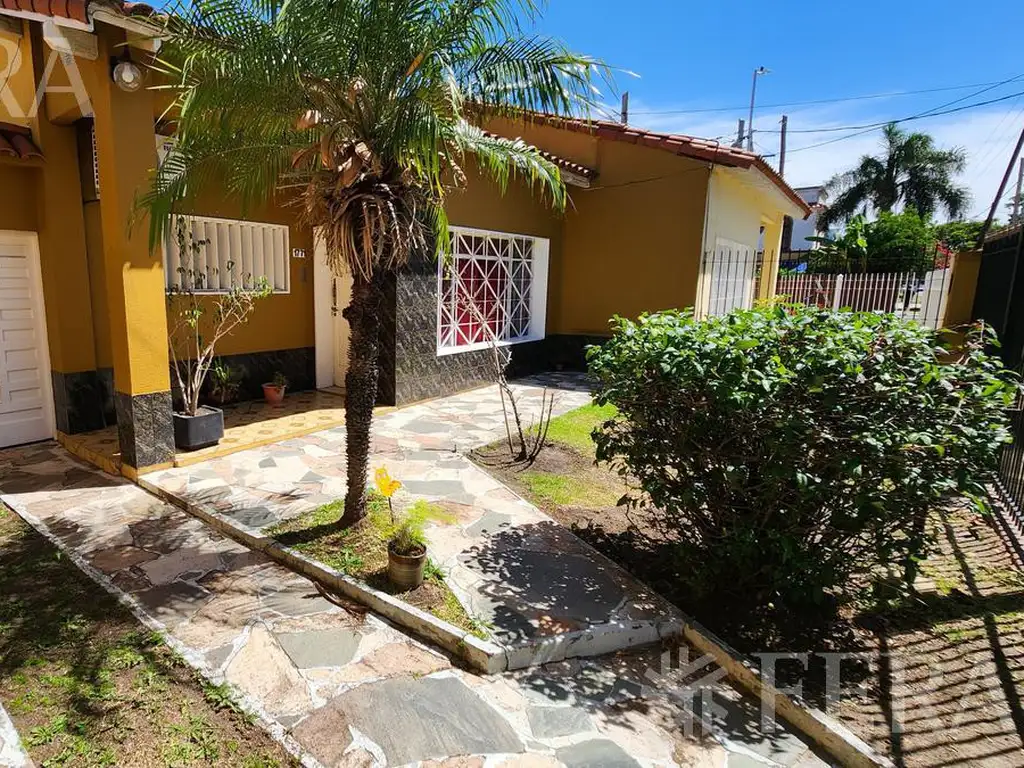 Venta de Casa 3 ambientes con jardín, cochera y patio con quincho en Wilde