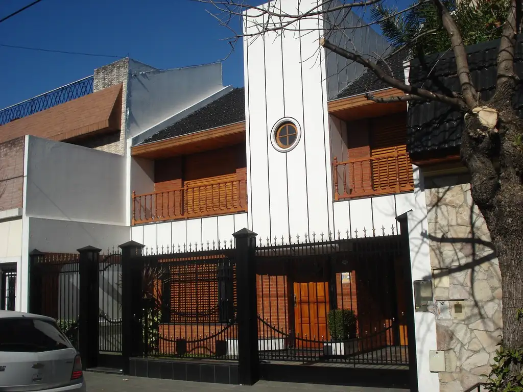 LINIERS. J.LEON SUAREZ 1800 Casa 5 ambientes en 2 plantas con terraza quincho y parrilla