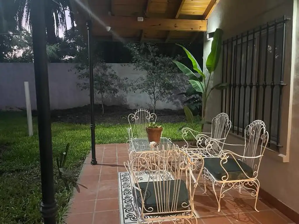 CASA EN VENTA EN MARCOS PAZ CON PISCINA