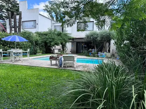 Venta casa de 4 amb c/ cocheras y piscina en Parque Leloir