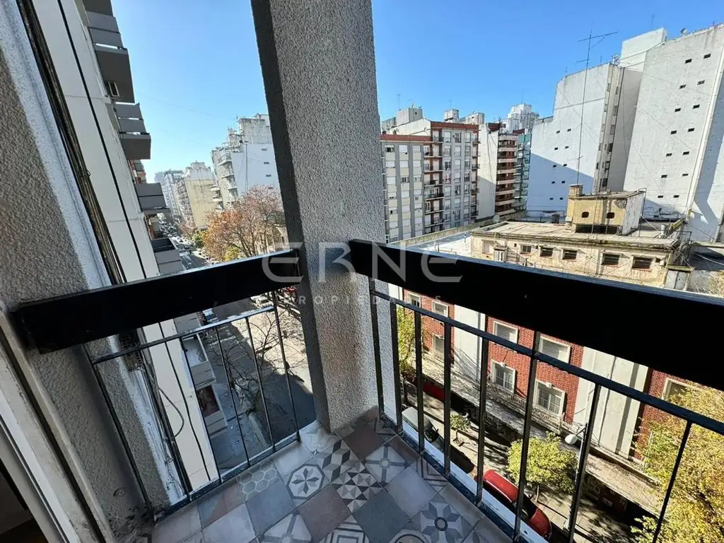 VENTA DOS AMB CON DEPENDENCIAS.EXTERNO CON BALCON SALIENTE