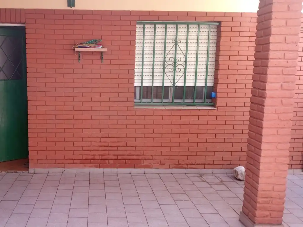 EN VENTA EN CASEROS PH AL FONDO DE 4 AMBIENTES CON PATIO PROPIO SOBRE MITRE AL 5900 - FICHA 8770