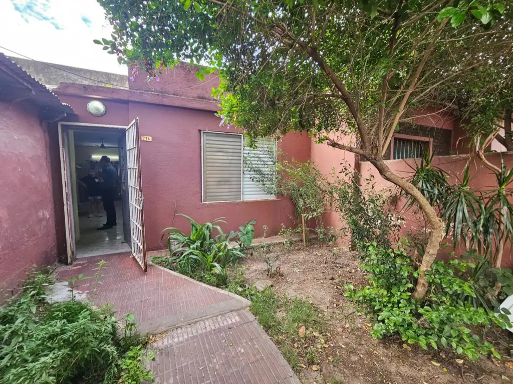 CASA EN VENTA GRANADERO BAIGORRIA CON COCHERA Y PATIO