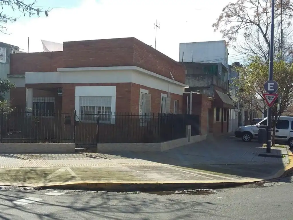 Casa en esquina de 3 amb con garaje y terraza