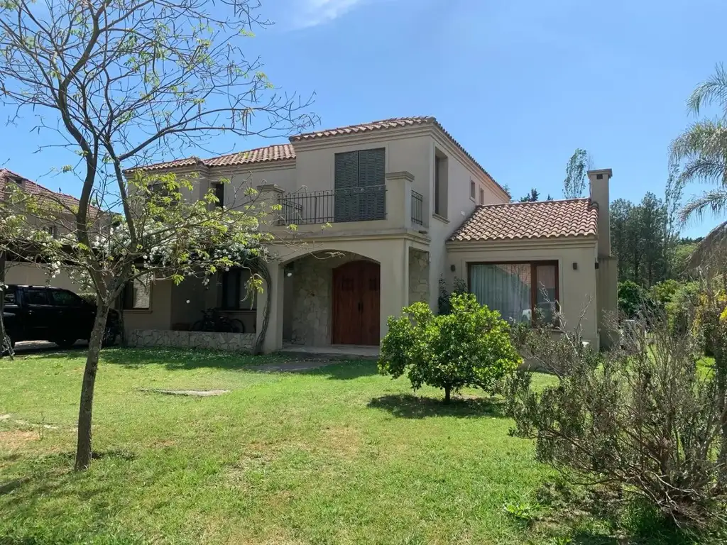 CASA EN VENTA EN LA PEREGRINA