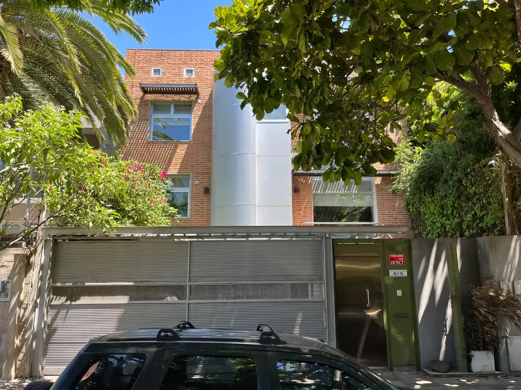 Muy linda casa moderna implantada en la barranca con muy lindas vistas! Cerca del Rio