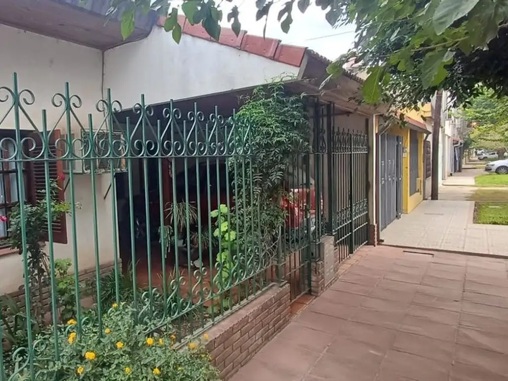 Casa de dos dormitorios cochera y patio