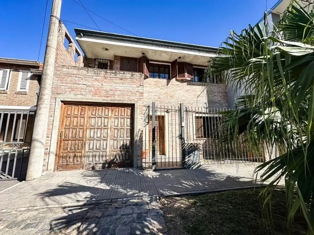 CASA CON PILETA EN BARRIO MARIA SELVA