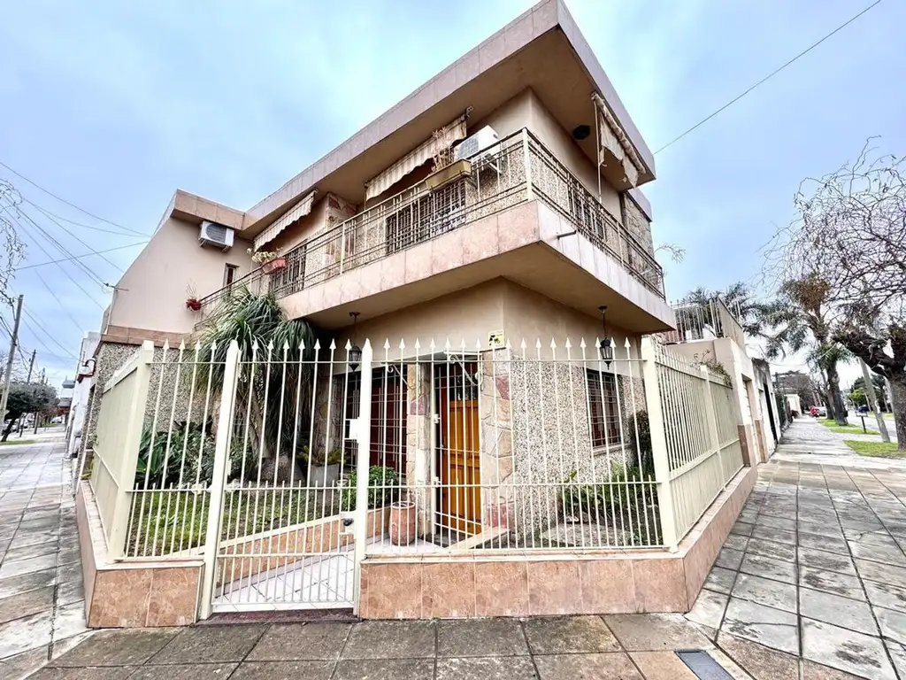 VENTA CASA RAMOS MEJIA 4 AMBIENTES COCHERA PATIO