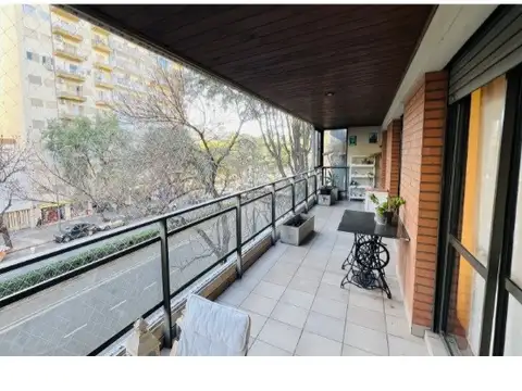 PISO EXCLUSIVO . Av. Pellegrini esq Buenos Aires, piscina. 2 cocheras. impecable estado.