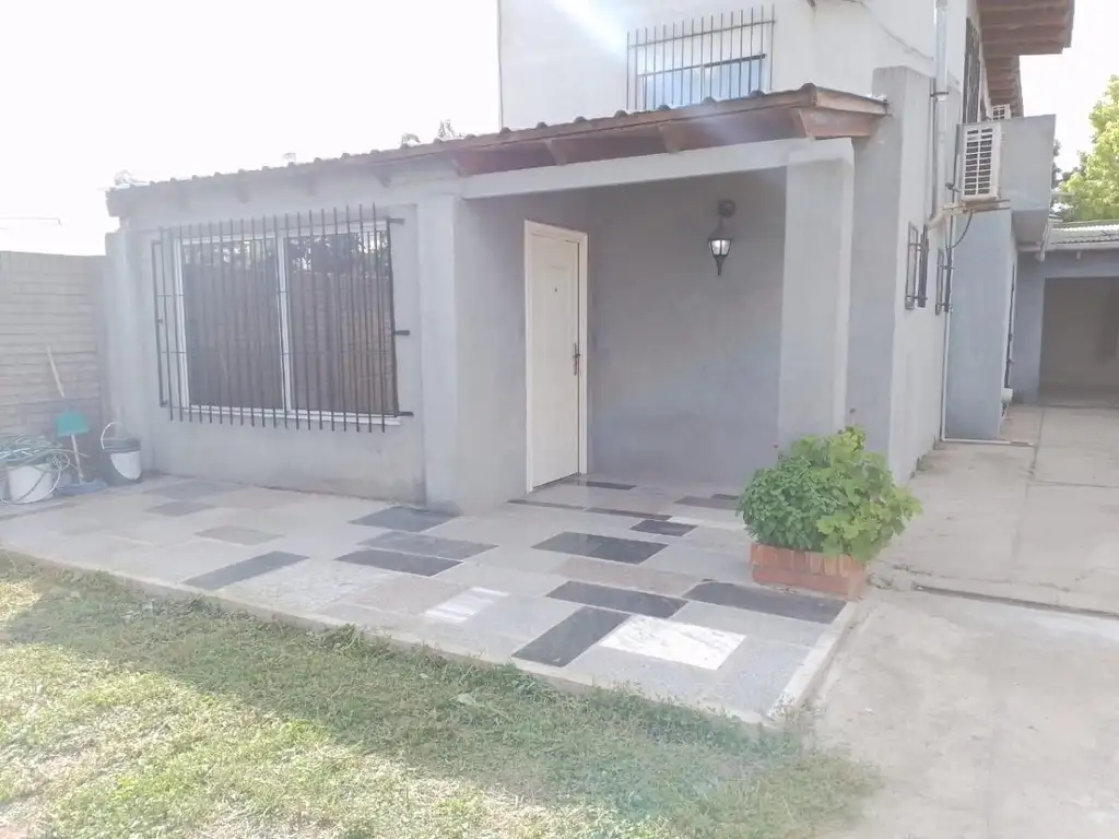 Casa en venta - 4 Dormitorios 2 Baños - Cochera - 400Mts2 - Los Hornos