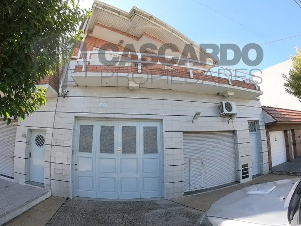 Excelente casa en 3 plantas con galpón y local. Ideal 2 familias y/o inversor